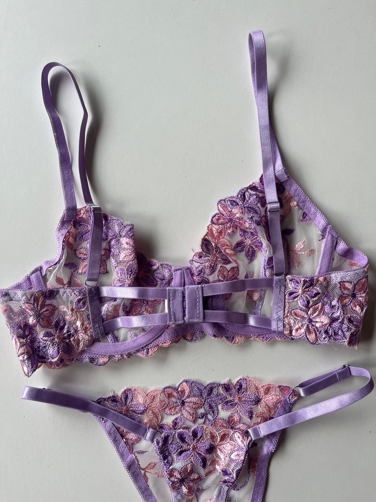 Conjunto flores lila