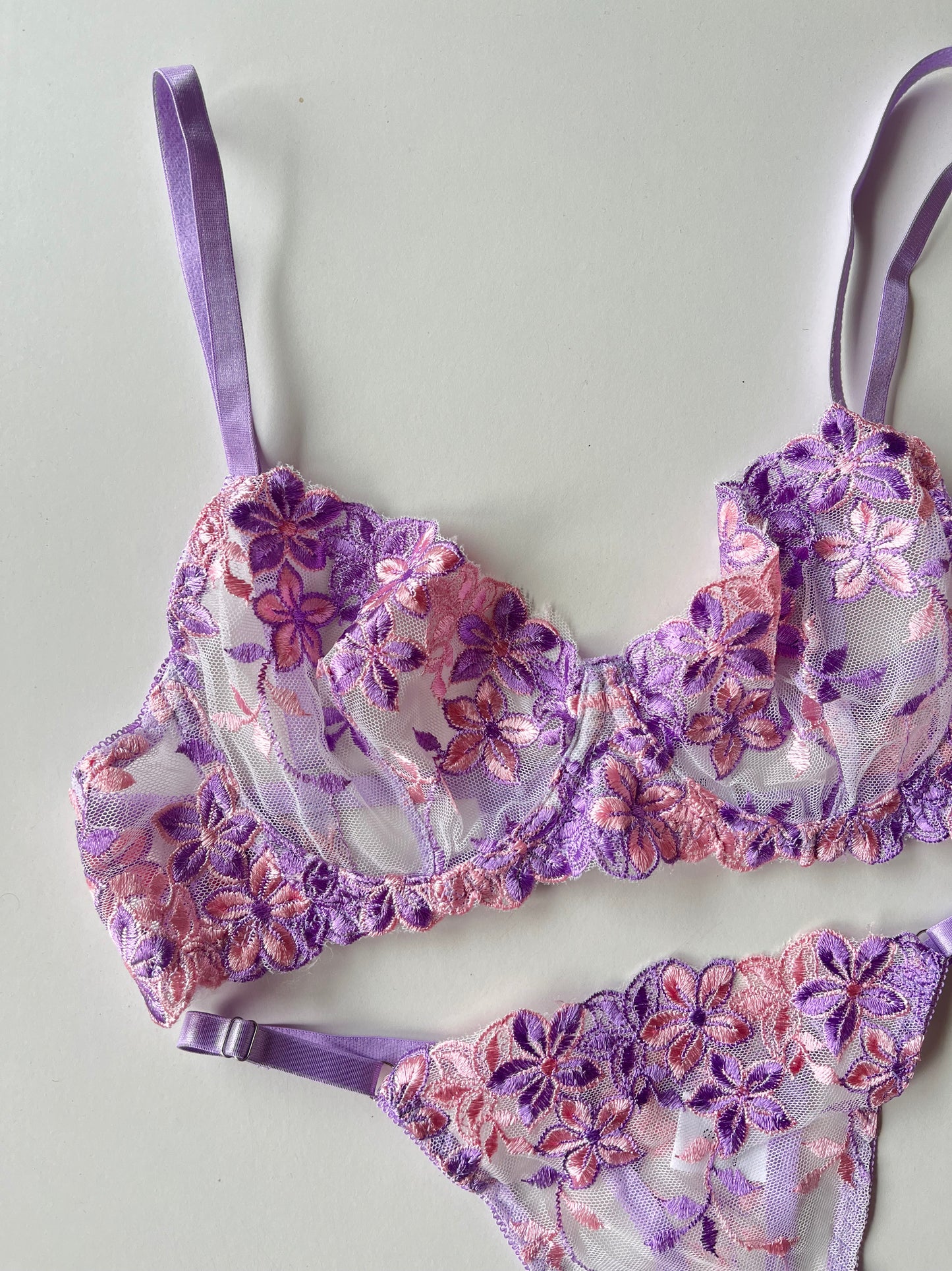 Conjunto flores lila