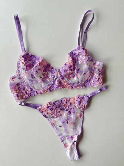 Conjunto flores lila