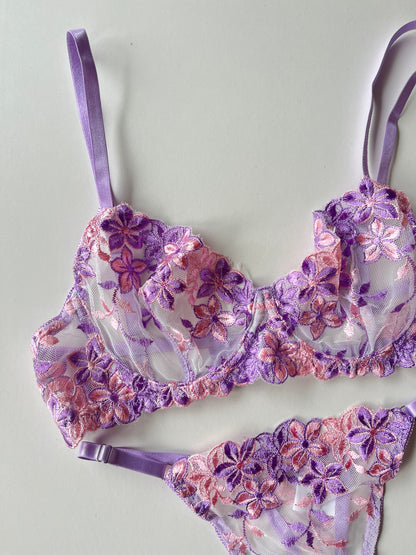 Conjunto flores lila